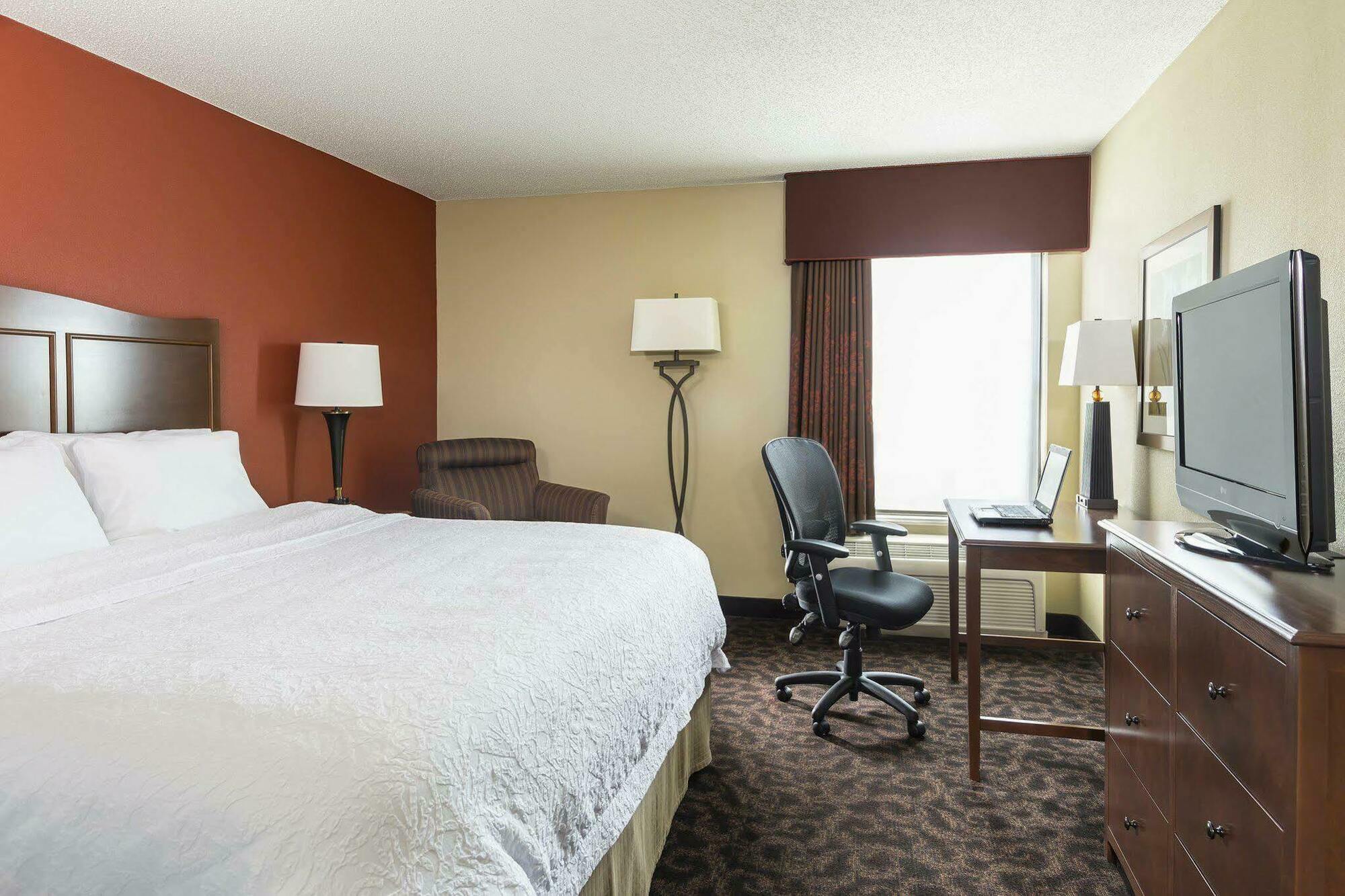 Hampton Inn Зейнсвілль Екстер'єр фото